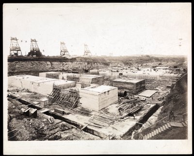 Vista della costruzione del Canale di Panama con forme di cemento e scavi visibili, 1912 o 1913 da Byron Company